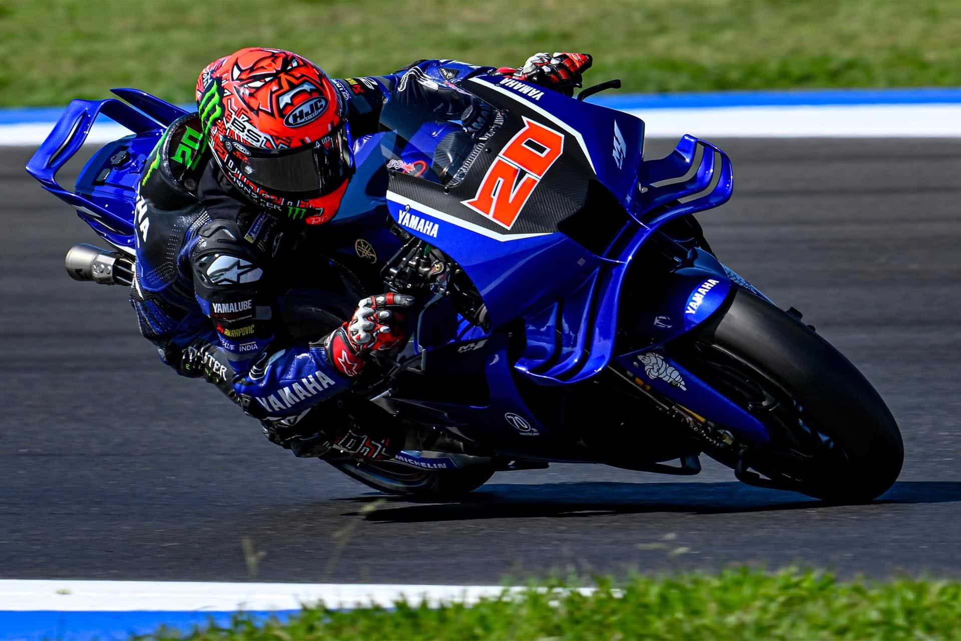 Quartararo estuvo probando la Yamaha con motor V4