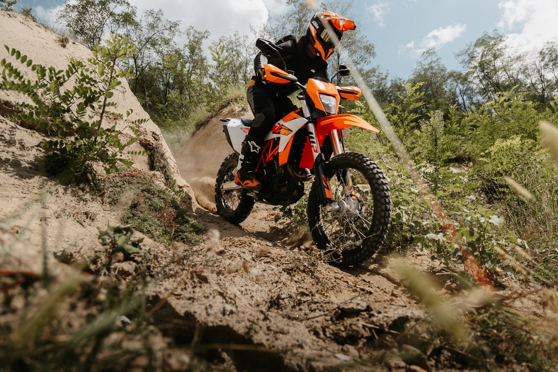 Ya disponible la nueva gama de componentes WP PRO 2025 para las 390/125 Enduro R y 390 Adventure R de KTM