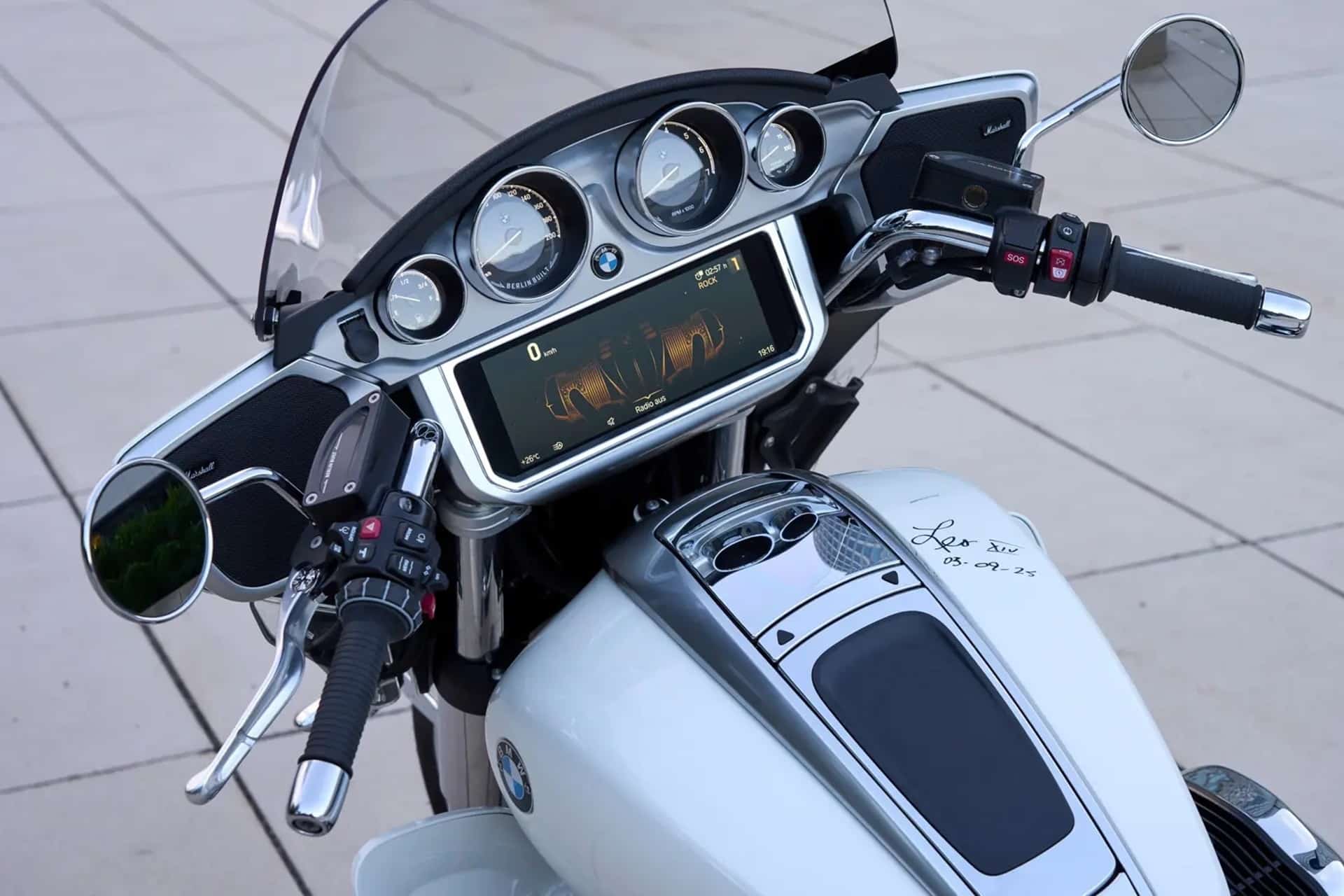 La BMW R 18 Transcontinental firmada por el Papa es subastada finalmente por 156.000 euros