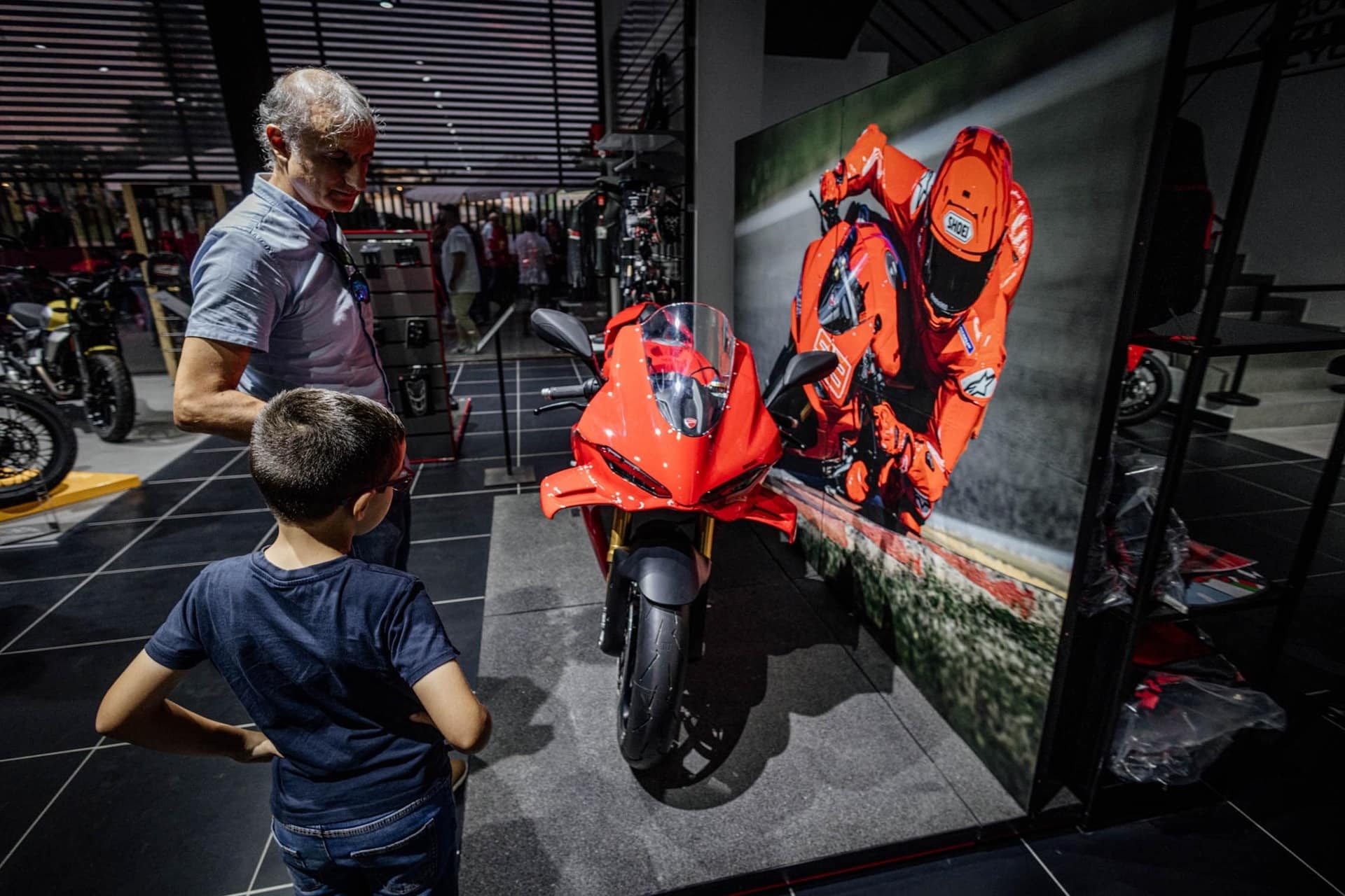 Ducati, con la asistencia de Álvaro Bautista, inaugura nuevo concesionario oficial en Jerez