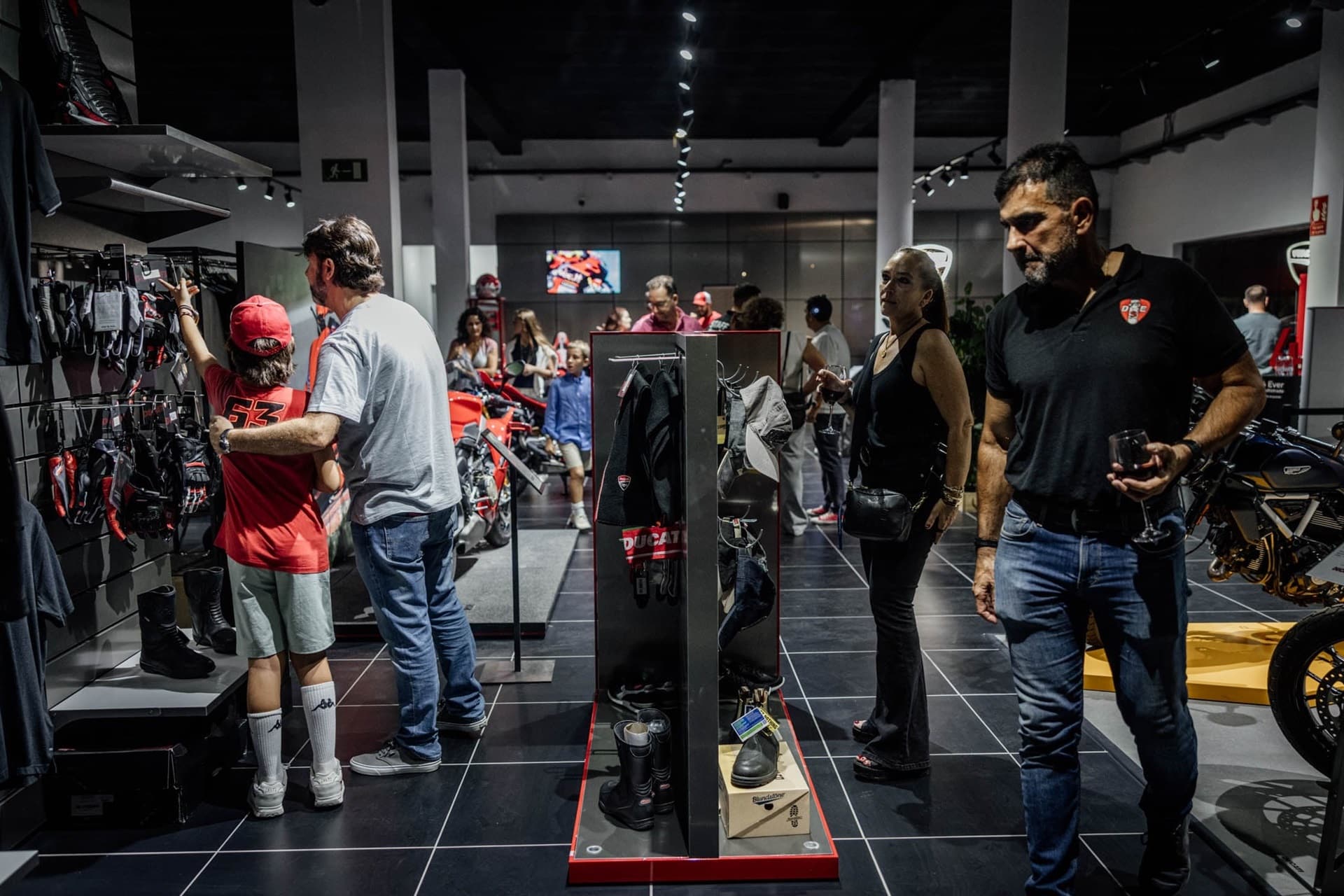 Ducati, con la asistencia de Álvaro Bautista, inaugura nuevo concesionario oficial en Jerez