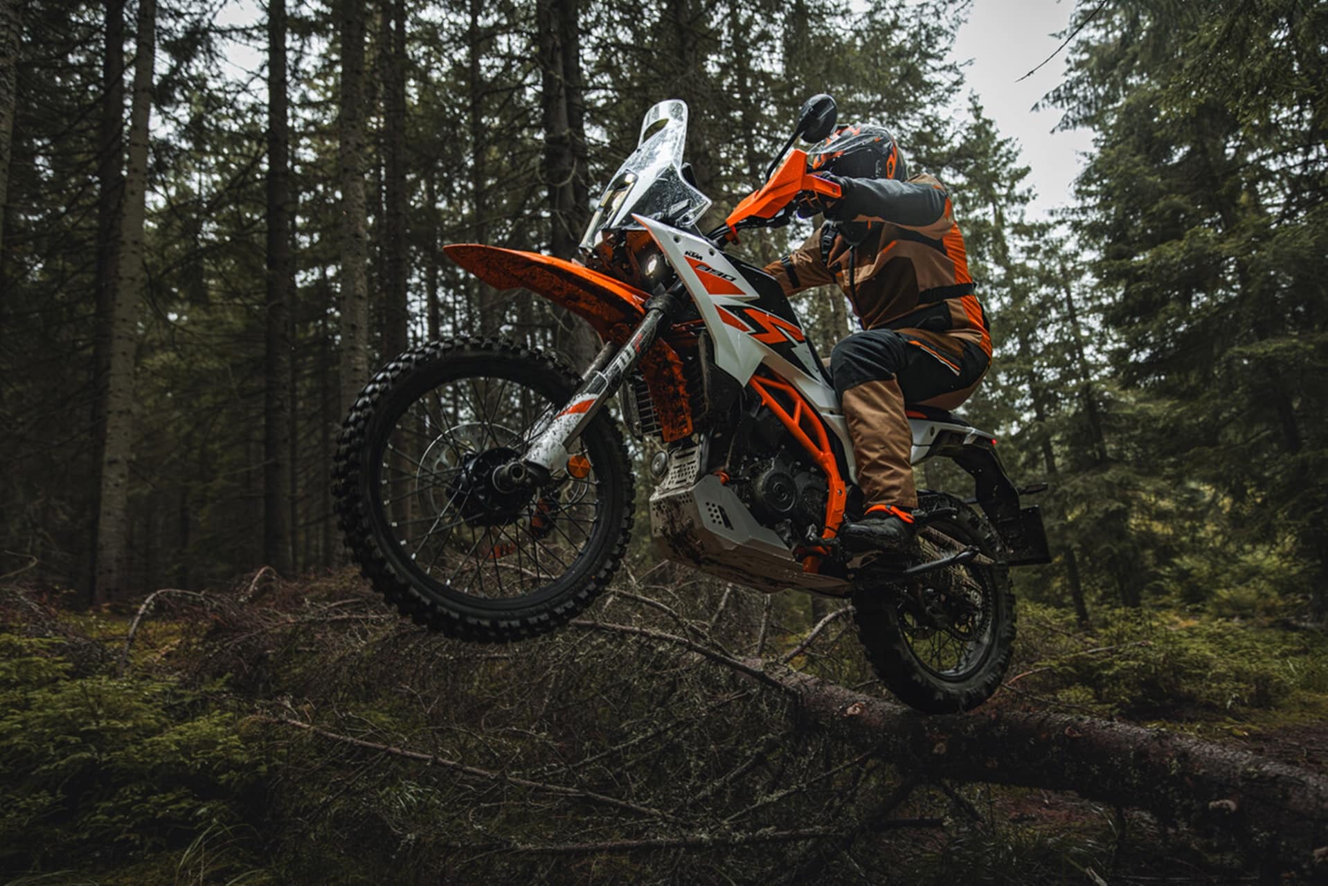 Ya disponible la nueva gama de componentes WP PRO 2025 para las 390/125 Enduro R y 390 Adventure R de KTM
