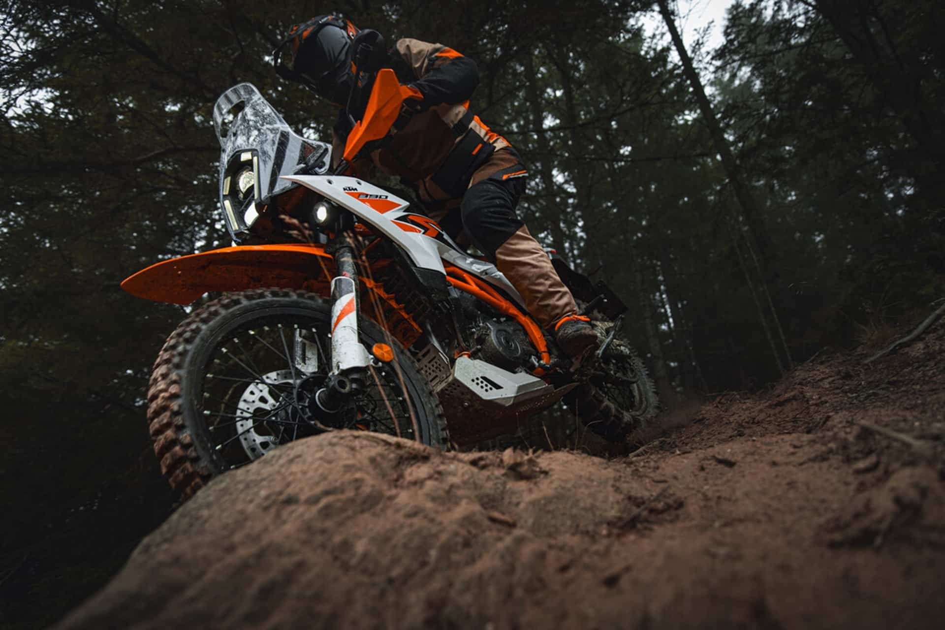 Ya disponible la nueva gama de componentes WP PRO 2025 para las 390/125 Enduro R y 390 Adventure R de KTM
