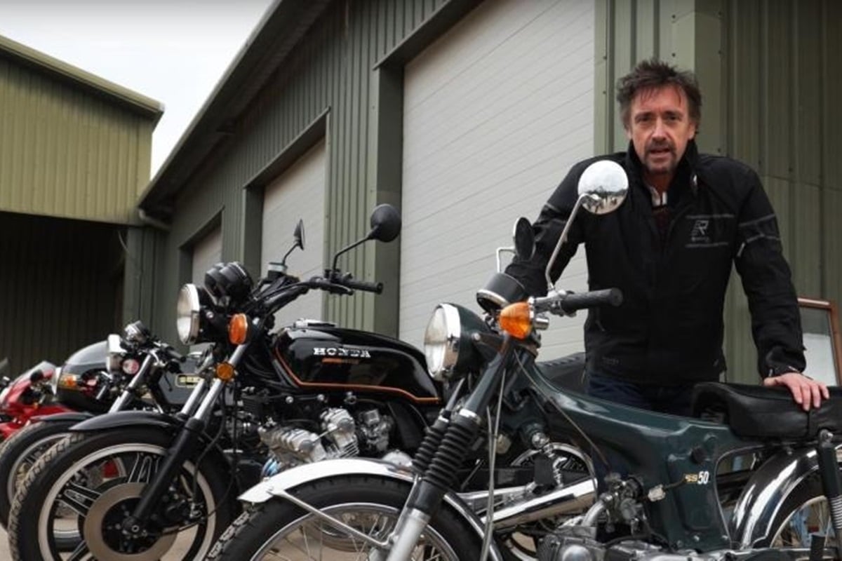 Richard Hammond exhibe la colección de motos con la que todos soñamos