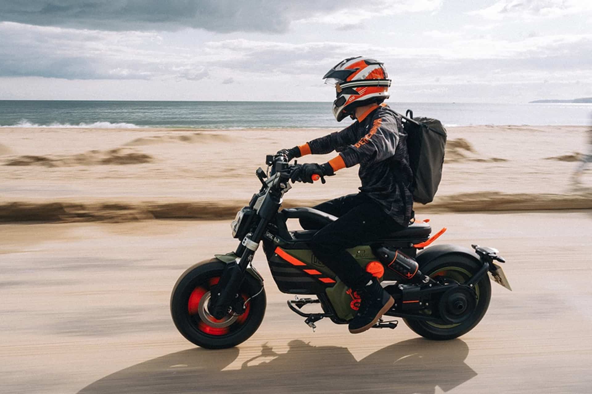 BMW CE 02 x Deus Lodge: La moto ideal para disfrutar del mar durante las 4 estaciones del año