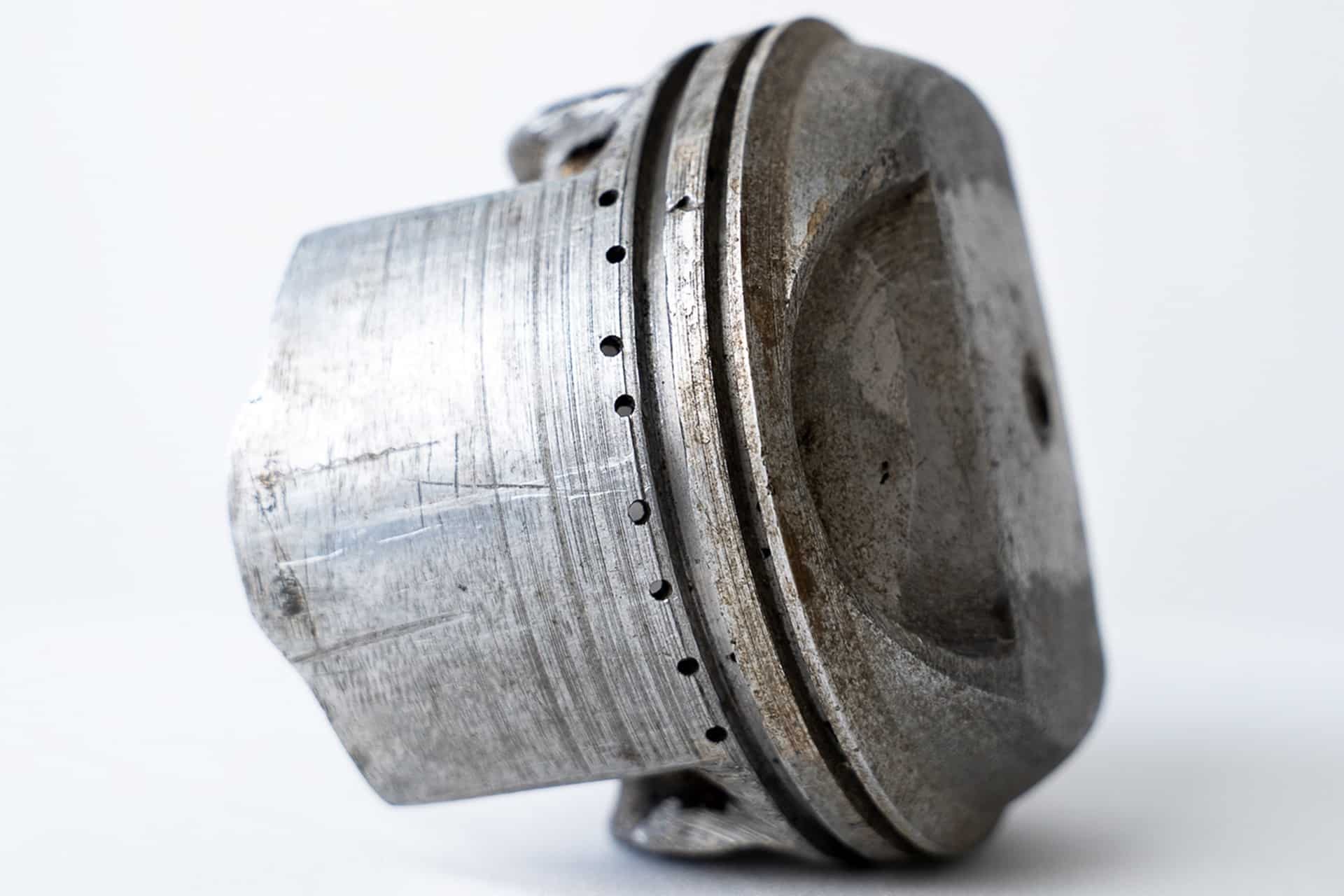 Un pistón fabricado por Burt Munro ayudará a financiar la temporada de Moto3 de un joven piloto neozelandés