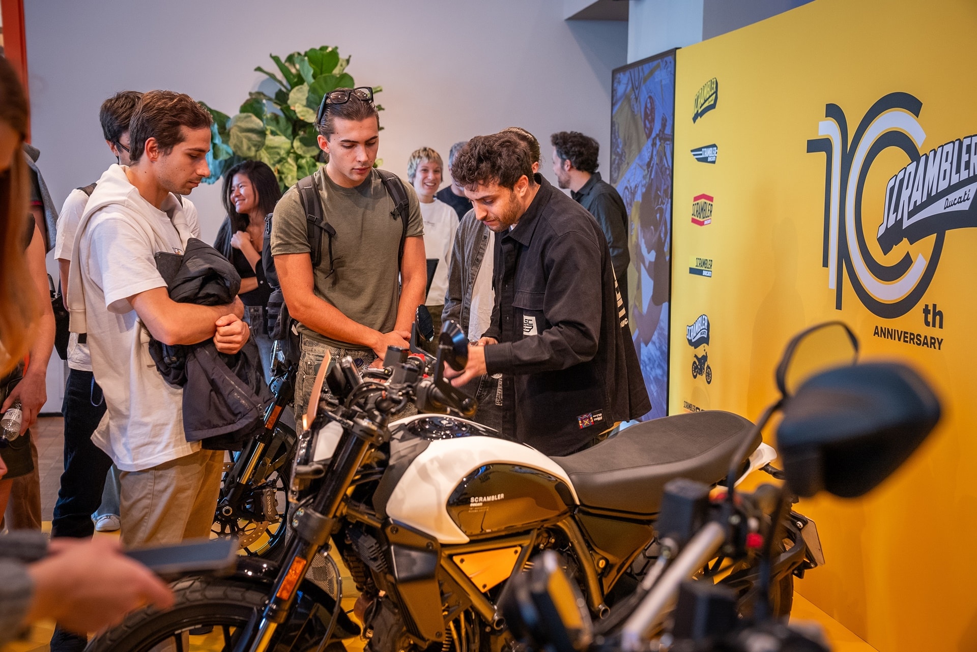 Ducati Scrambler celebra su 10º aniversario combinando diseño, cultura y espíritu motociclista