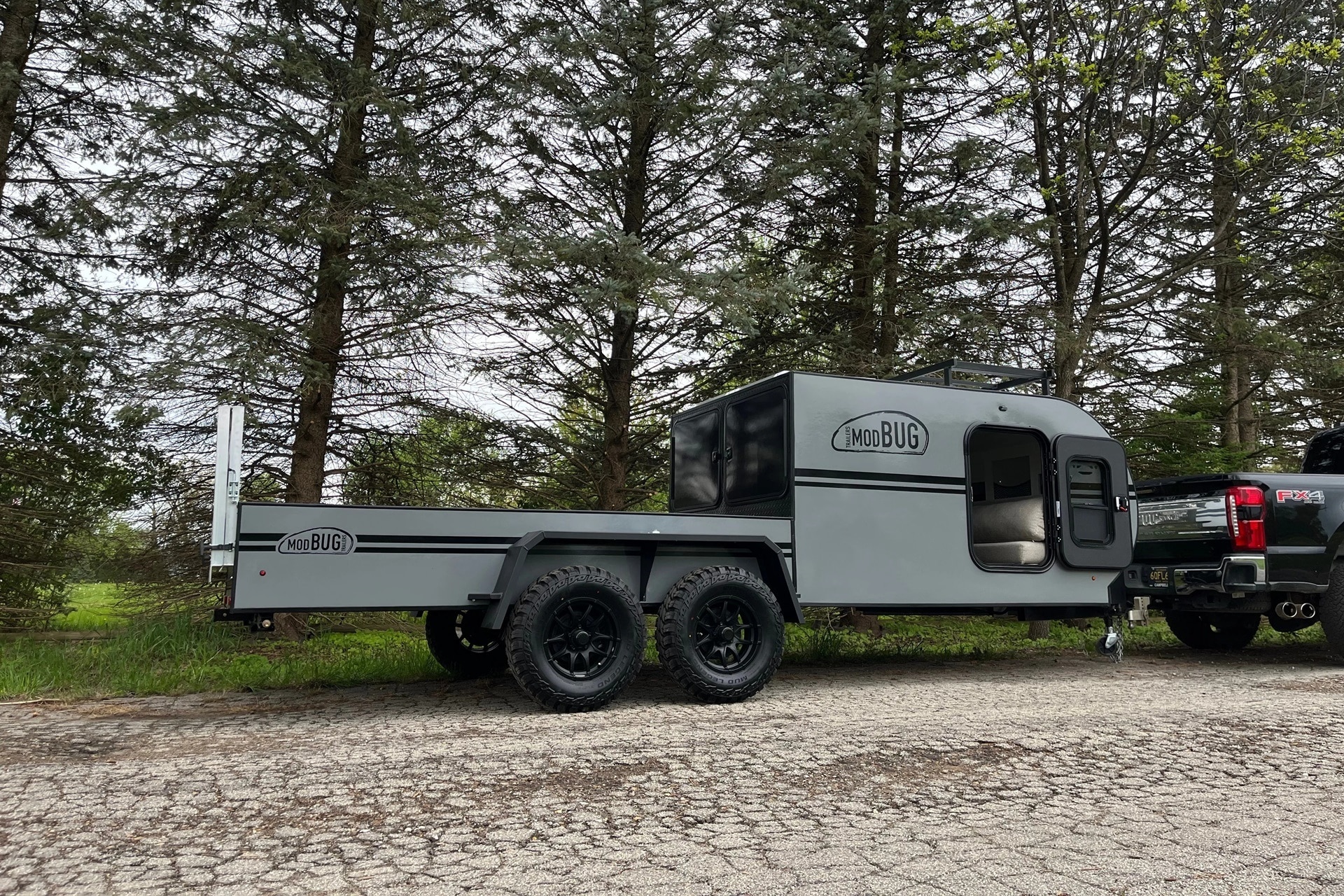 Modern Buggy UH18: El remolque de motos definitivo, con caravana incluida