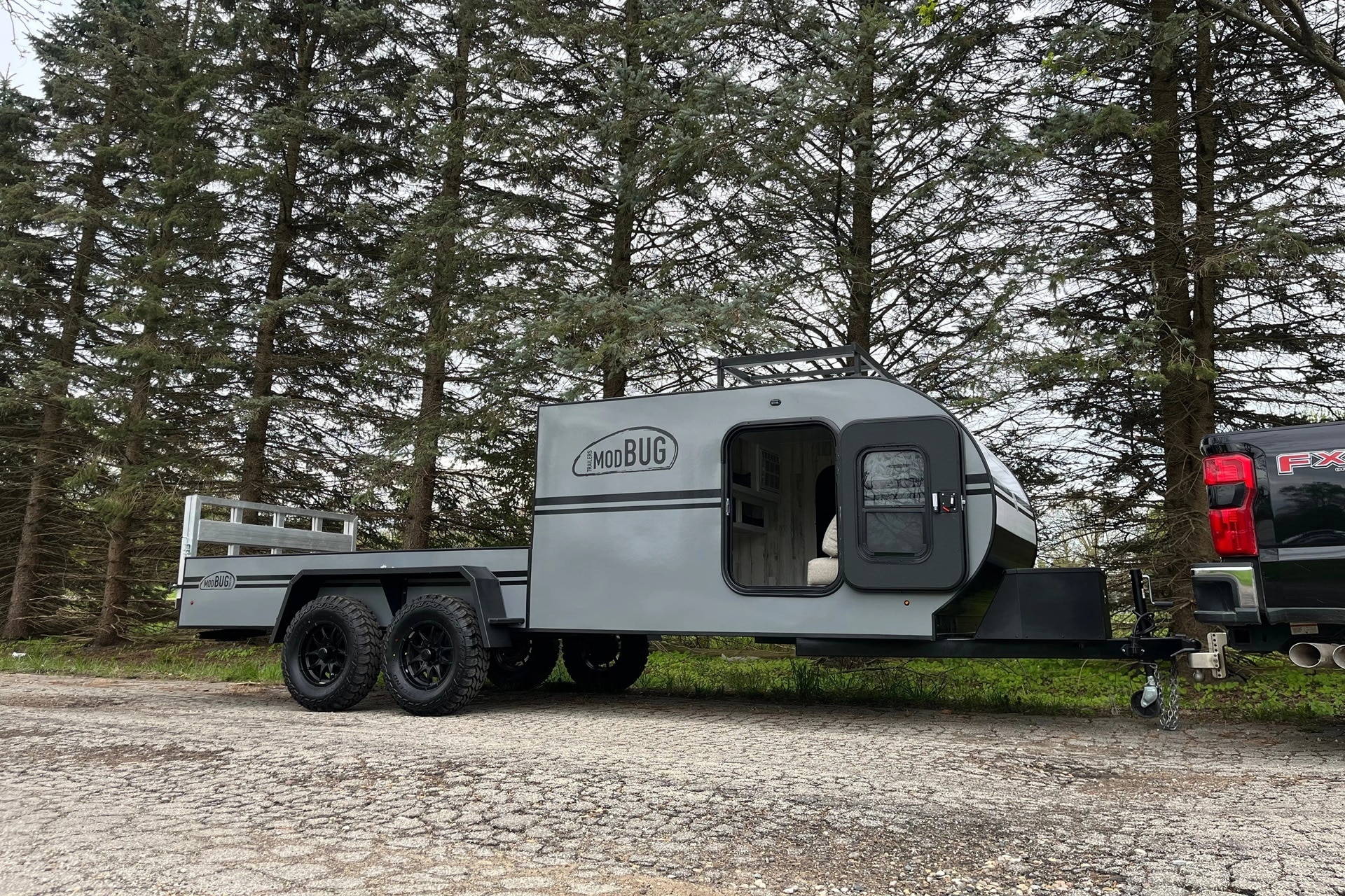 Modern Buggy UH18: El remolque de motos definitivo, con caravana incluida