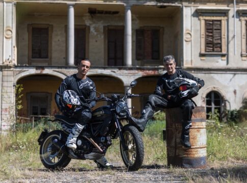 El trío italiano compuesto por Silvio Sabba, Valerio Boni y la Ducati Scrambler establece un nuevo récord Guinness