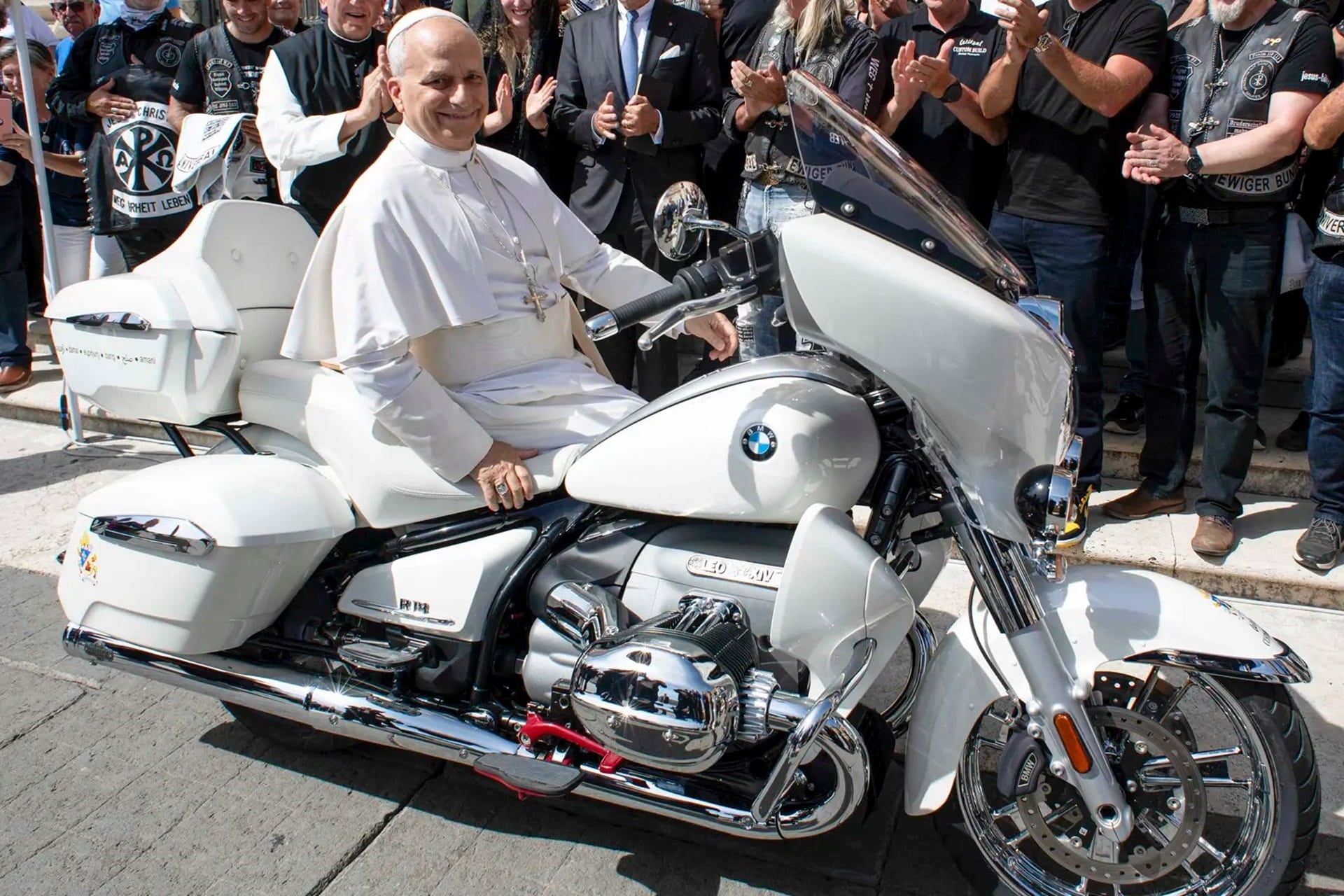 La BMW R 18 Transcontinental firmada por el Papa es subastada finalmente por 156.000 euros