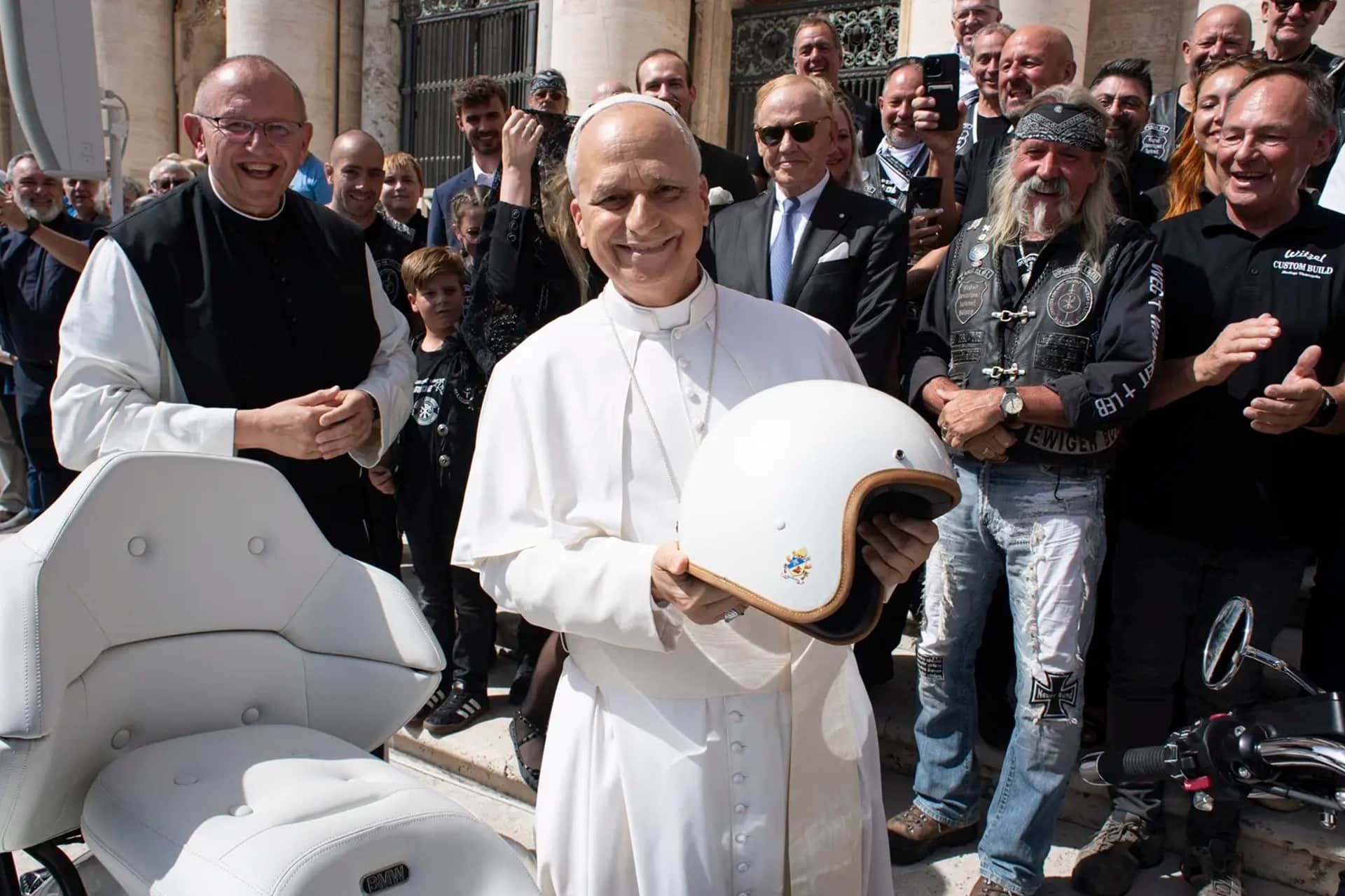 La BMW R 18 Transcontinental firmada por el Papa es subastada finalmente por 156.000 euros