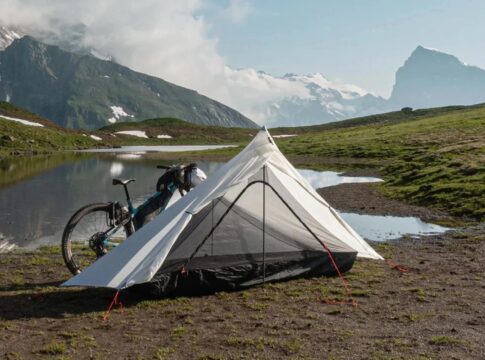 Aper Apex1, la tienda de campaña compacta para bikepacking totalmente válida para nuestras aventuras en moto
