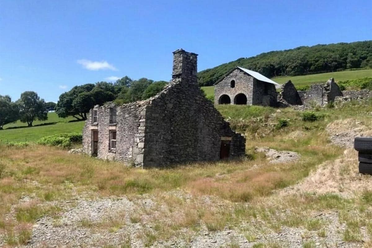 En el terreno existen diferentes edificaciones