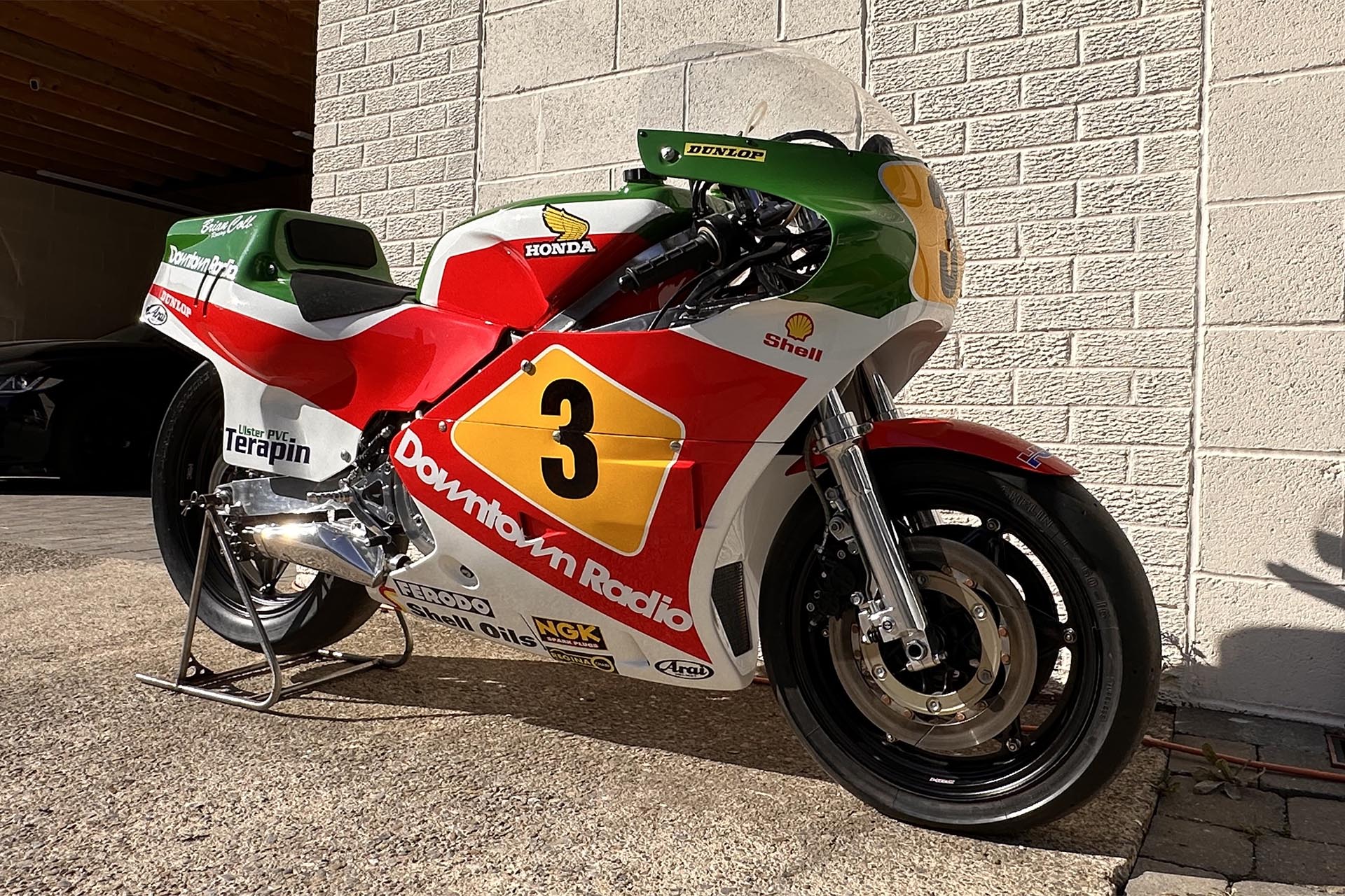 La moto está decorada en honor a Joey Dunlop