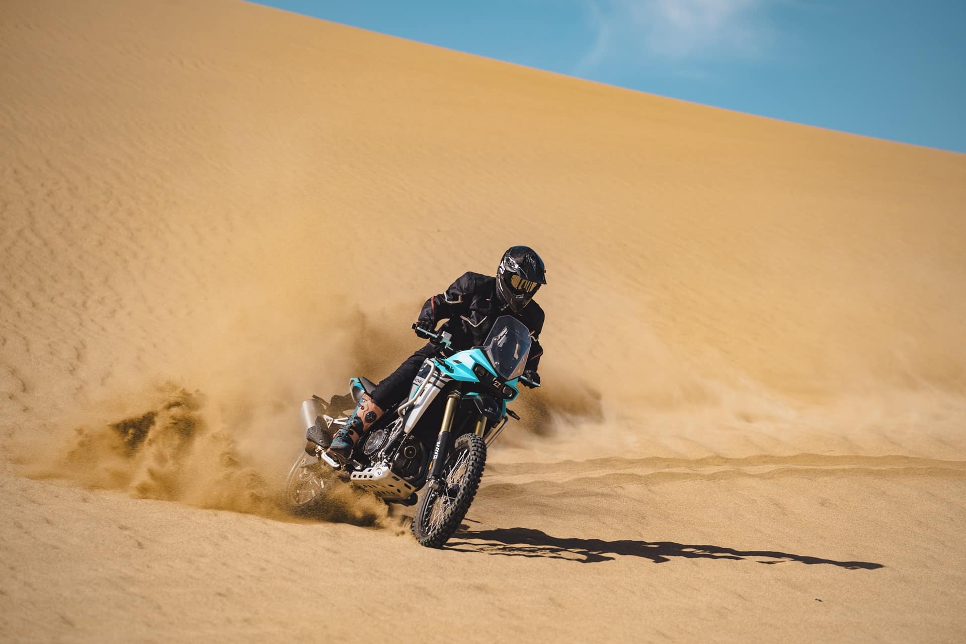 La nueva Kove 800X Rally se enfrenta a su primer reto competitivo en el Rally Addax 2025