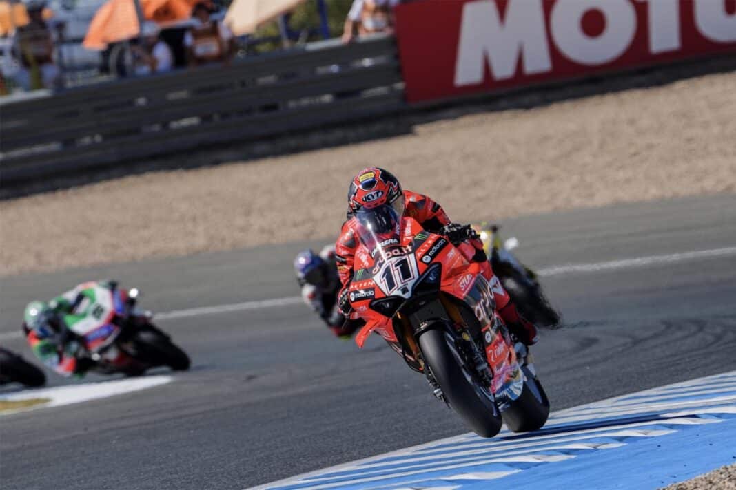 Superbike Jerez 2025: Bulega hizo lo posible (hasta tirar a Toprak) pero el turco es campeón de nuevo