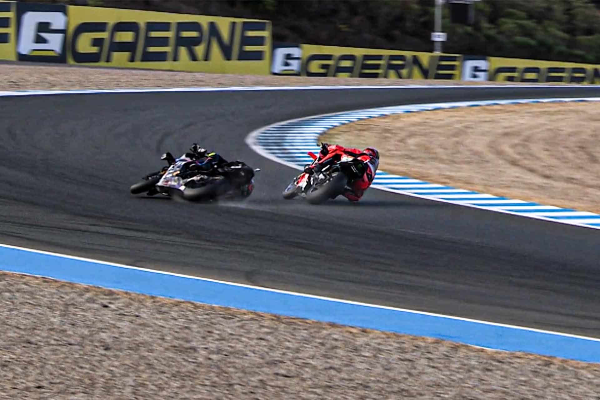 El impacto de Bulega a Razgatlioglu dejó al turco fuera de carrera