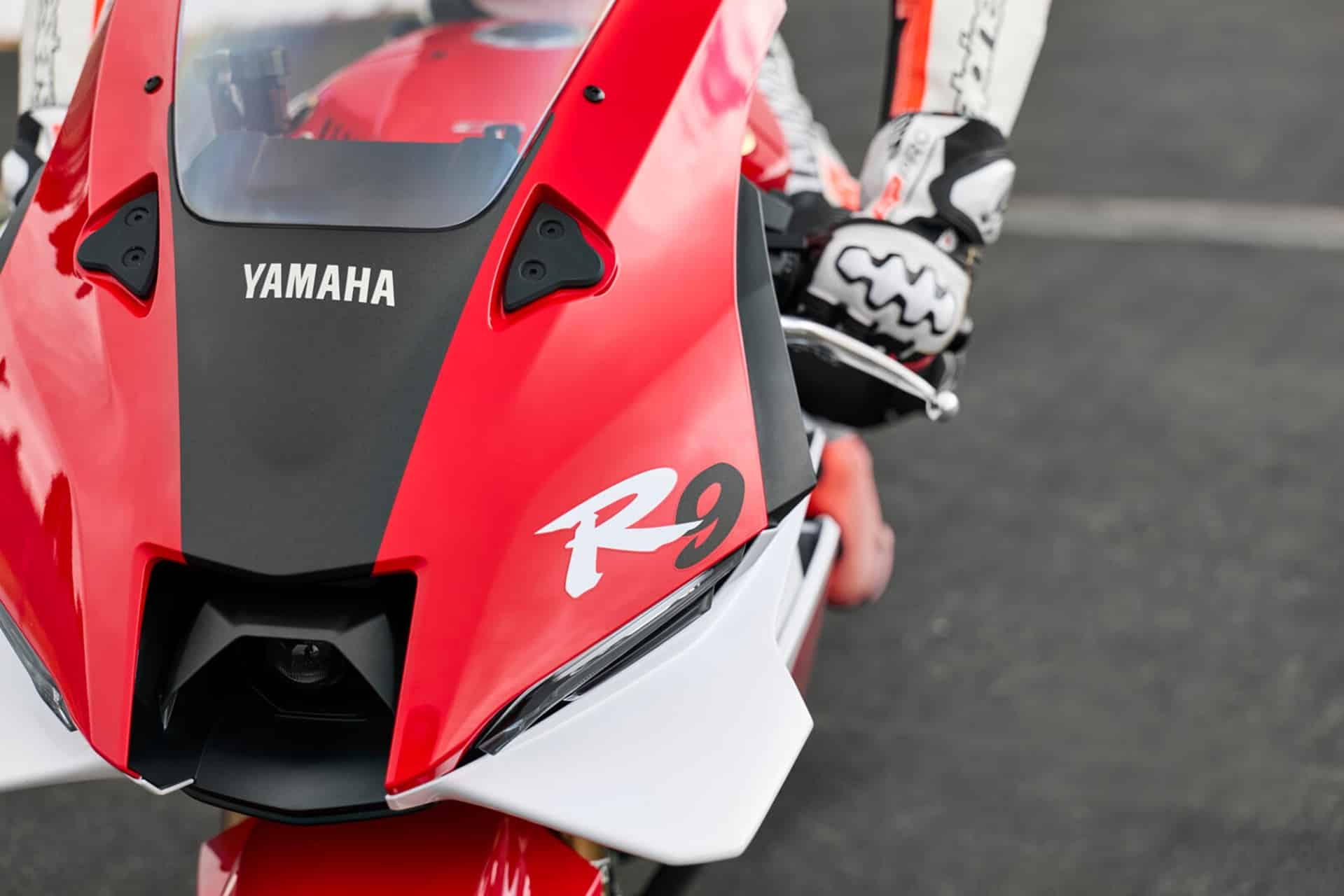 La gama Supersport de Yamaha se viste de gala con los colores especiales 70º Aniversario