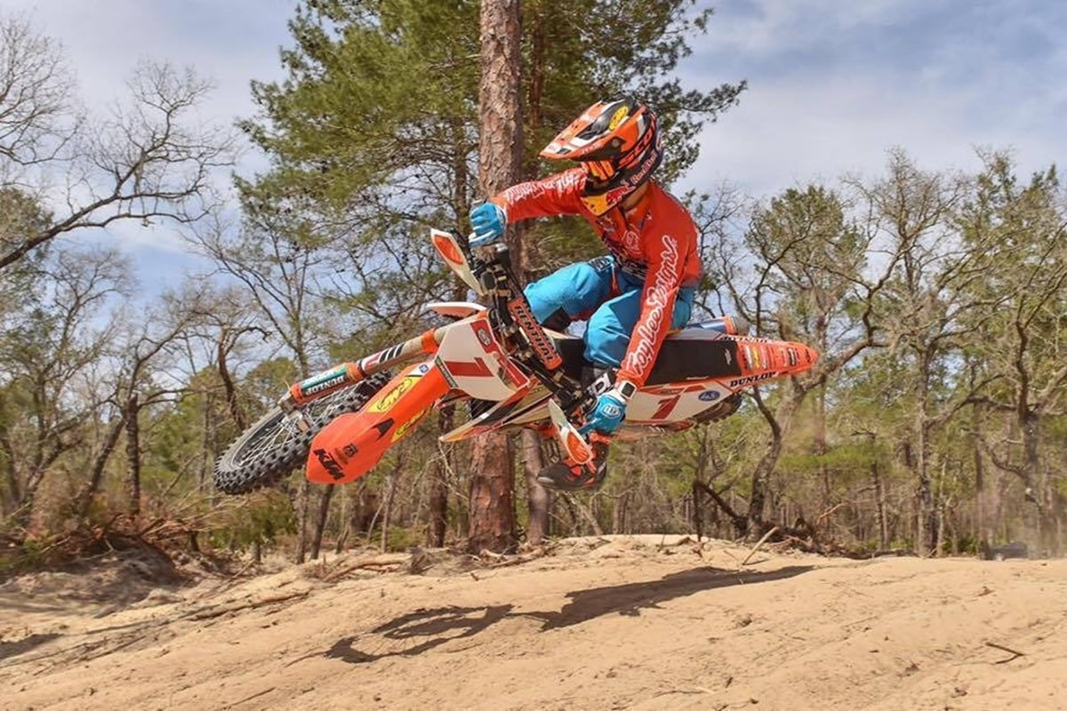 Kailub Russell es víctima del robo de 17 de sus motos en su propia casa