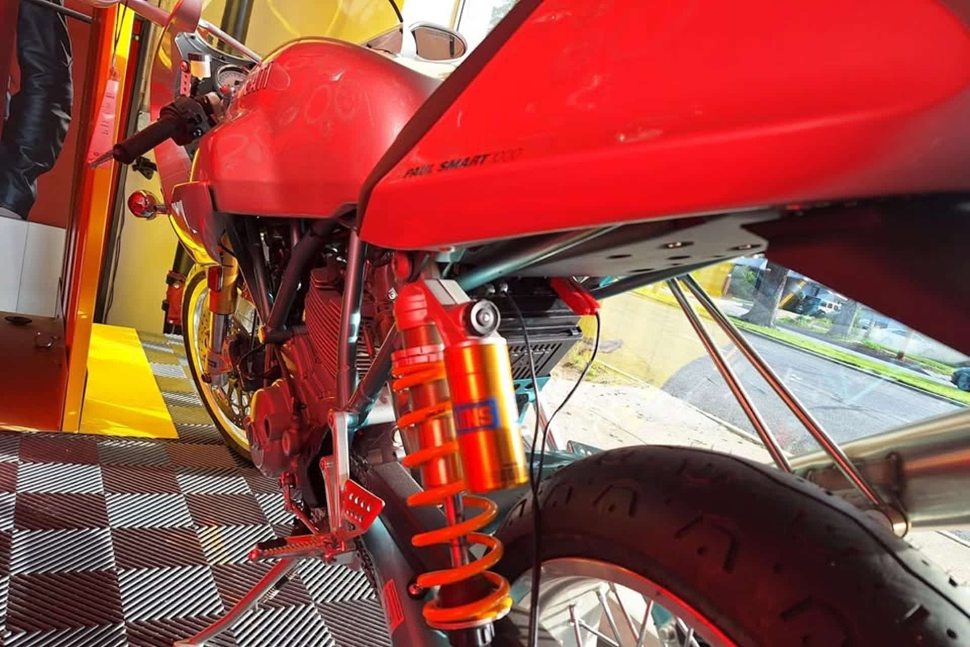 Aunque no lo creas, estrenar en 2025 una Ducati Paul Smart 1000 LE es posible