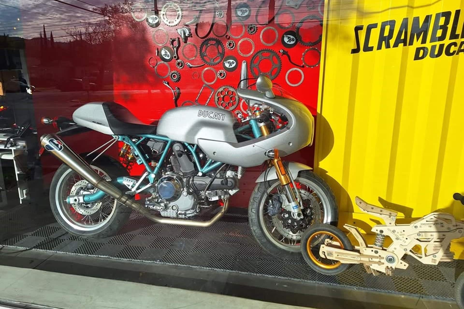 Aunque no lo creas, estrenar en 2025 una Ducati Paul Smart 1000 LE es posible