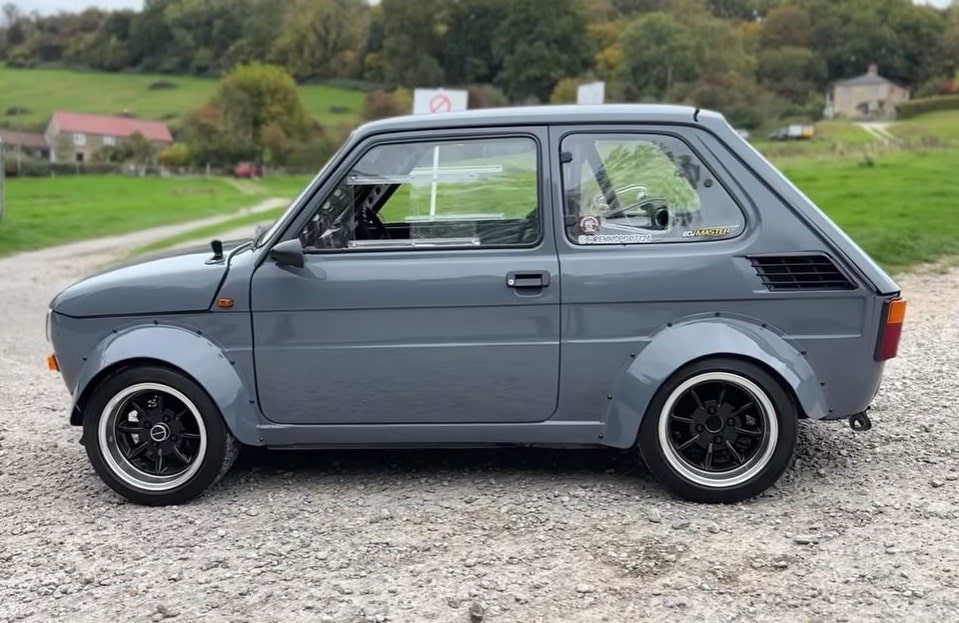 Abre bien tus ojos y oídos y disfruta de la estampa y sonido de esta preparación de Fiat 126 con motor de BMW K 75