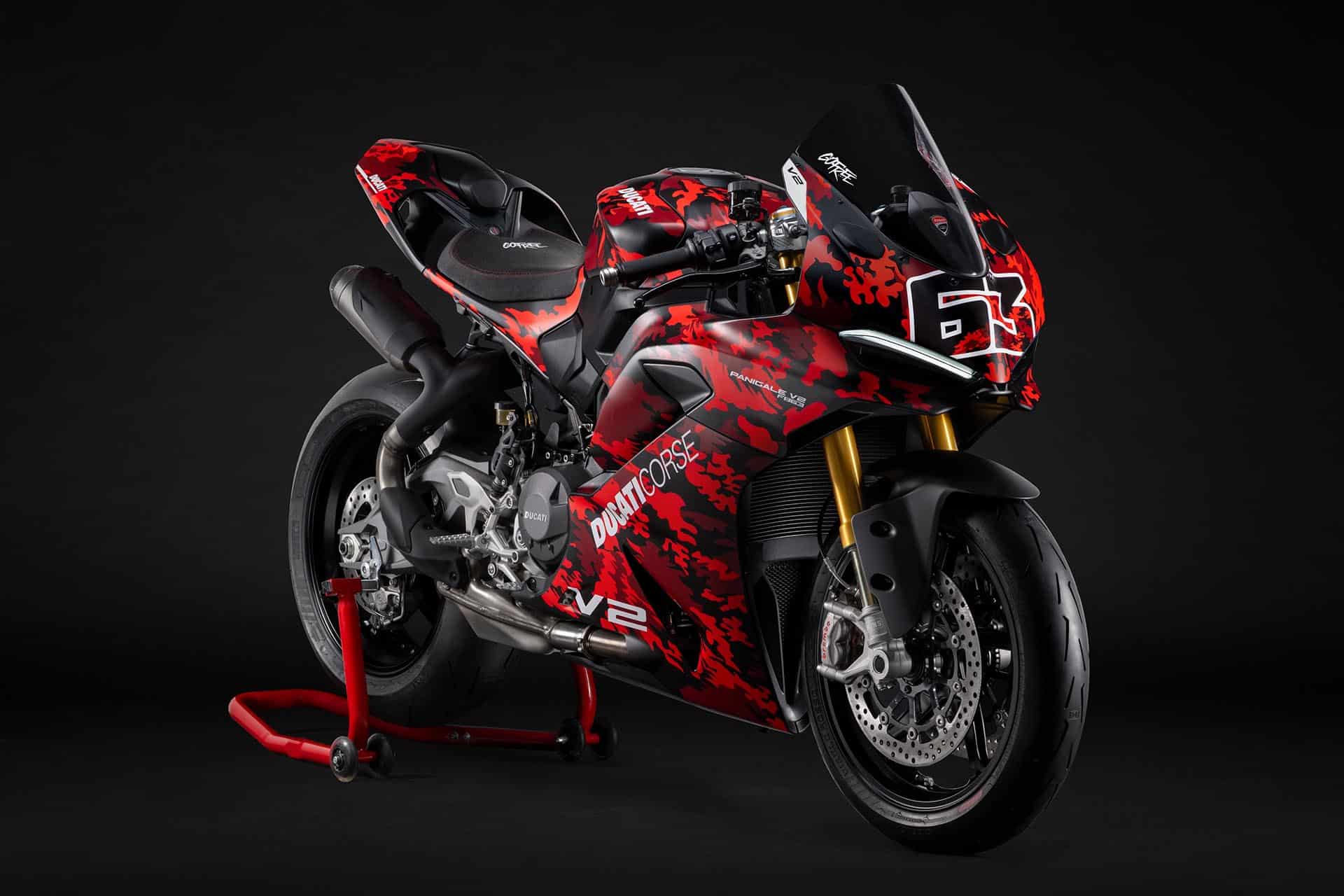 La moto de Bagnaia reproduce el patrón de camuflaje que el tricampeón lleva en guantes, botas y casco