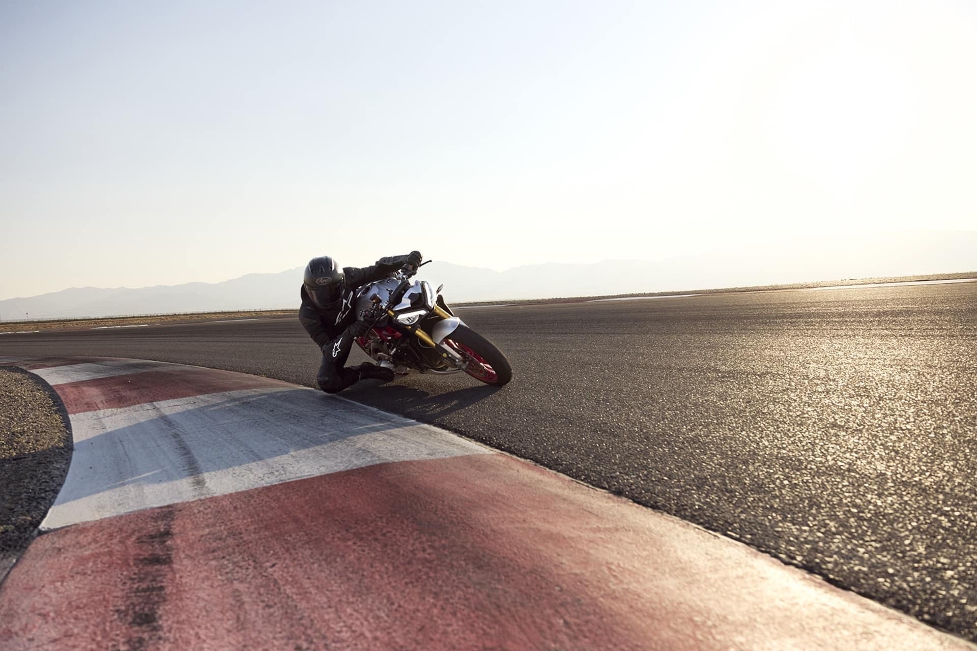 Triumph presenta las nuevas ediciones limitadas Street Triple 765 RX y Street Triple Moto2 2026