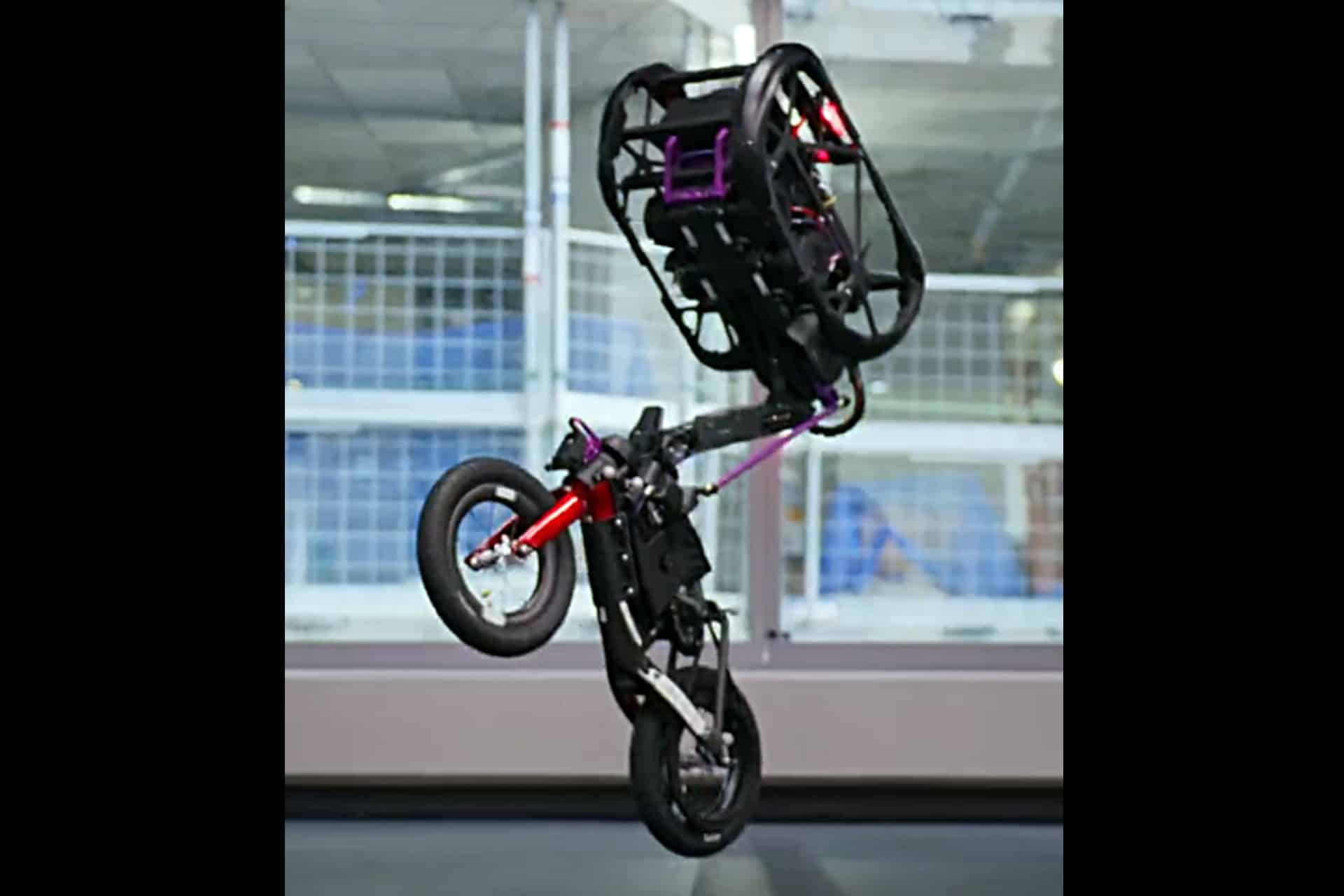 El robot que parece Toni Bou sigue mejorando. Ya ‘juega’ con la gravedad sobre dos ruedas