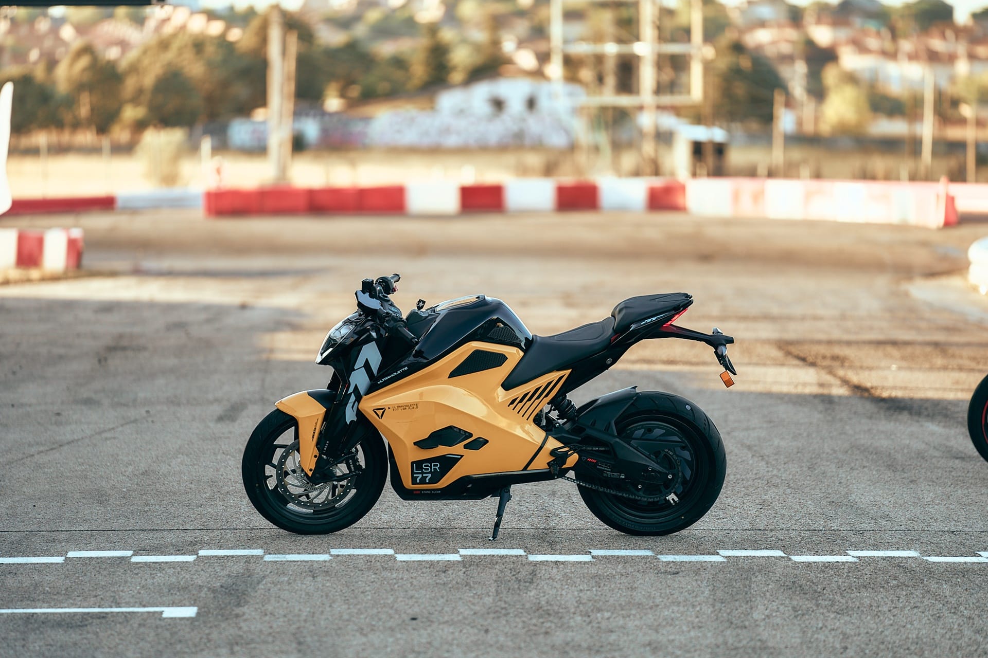 Toma de contacto Ultraviolette F77