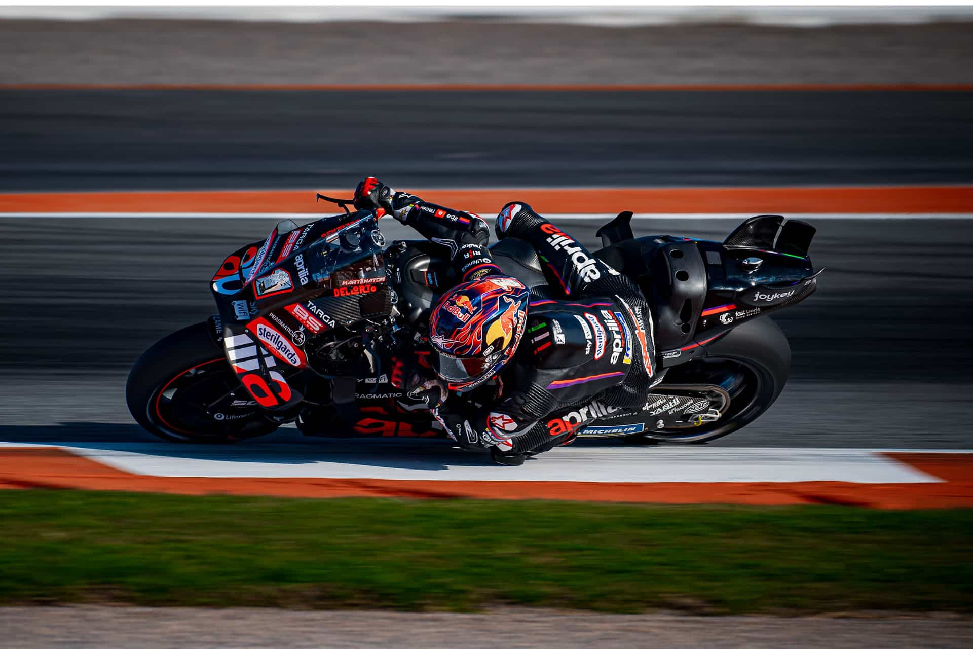 En las fotos de la Aprilia son evidentes y destacan