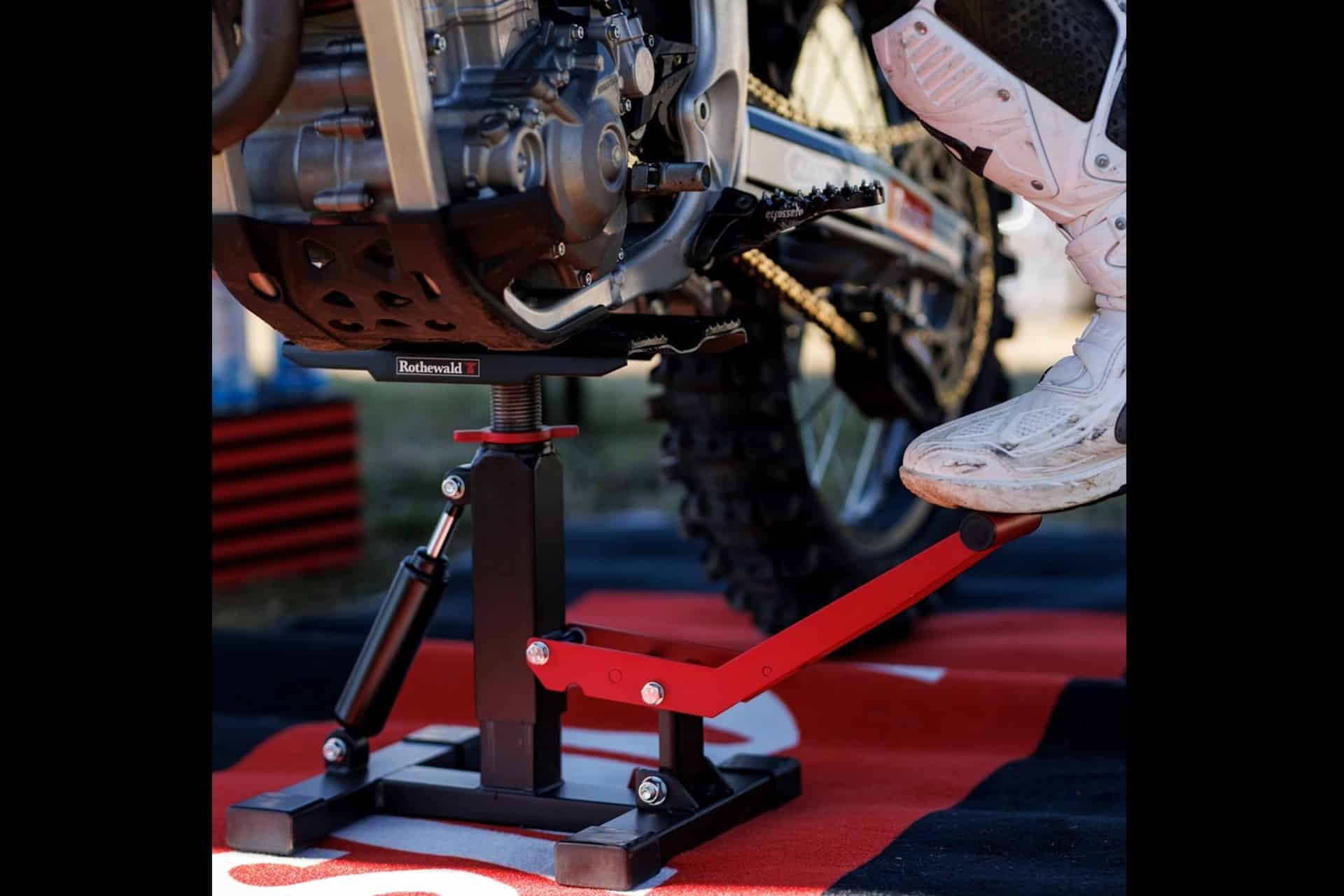 Elevador para motocicletas Rothewald: Compacto, estable y fácil de usar