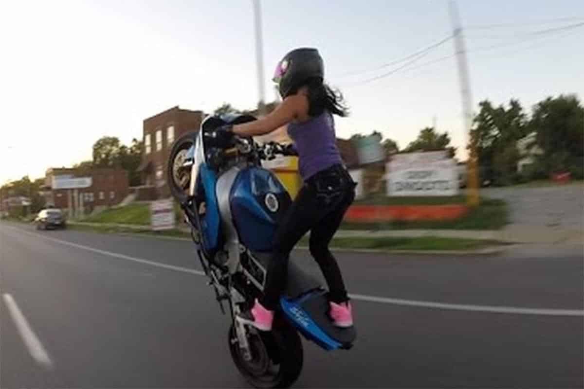 Haciendo caballitos, sin matrícula y delante de la policía… y ha sucedido en Mislata (Valencia)