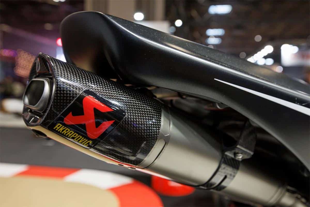 El escape Akrapovic llega en el segundo tramo