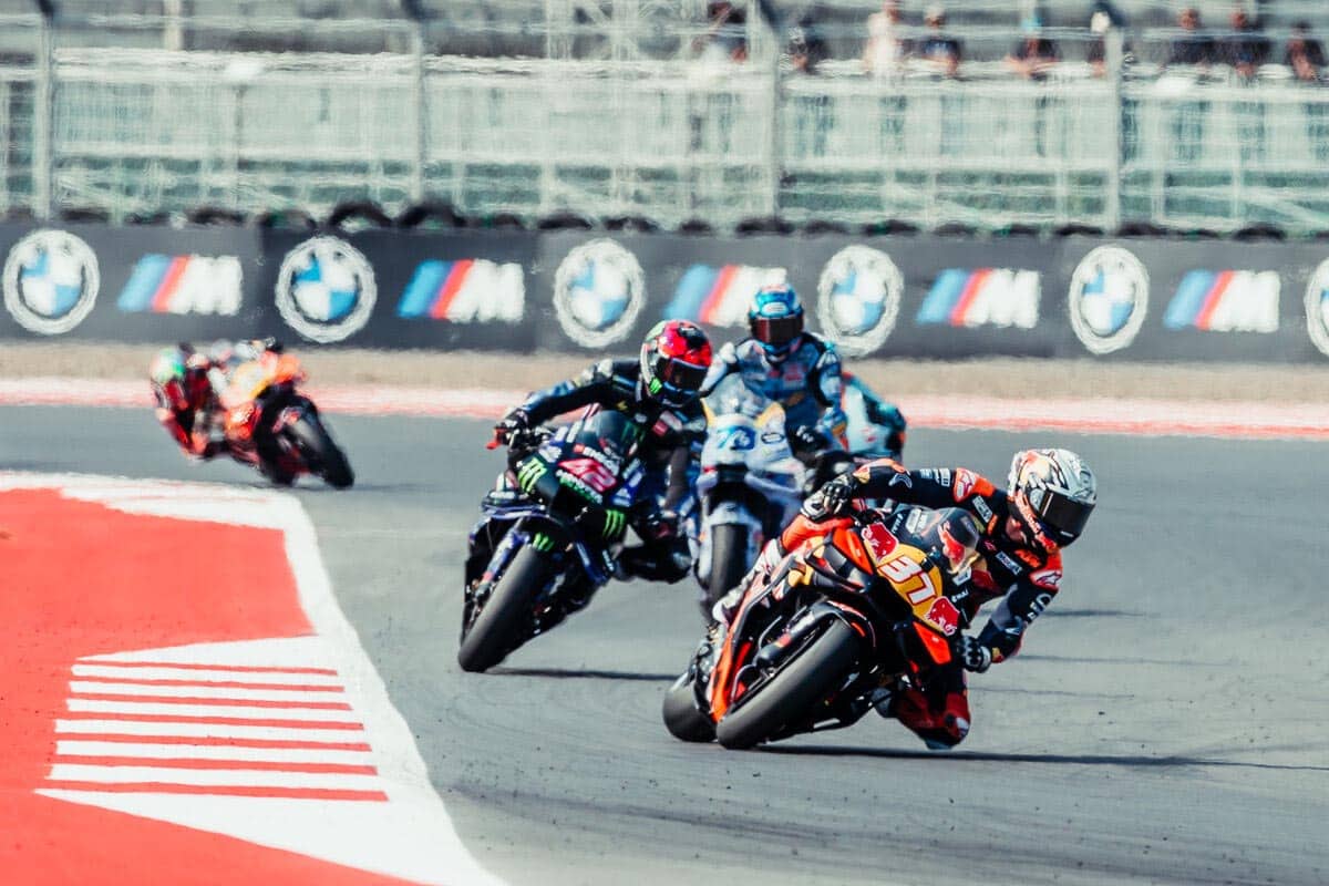 Aunque no está al nivel de Ducati y Aprilia, el proyecto de KTM es competitivo y está cerca