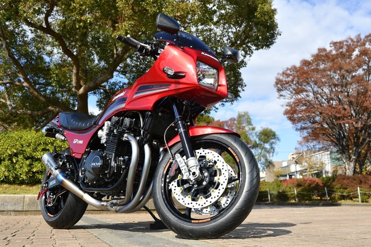 La relación entre AC Sanctuary y las icónicas siglas GPZ de Kawasaki es legendaria. Su última creación sobre la plataforma del venerado modelo de Akashi, la nueva RCM-643, es un verdadero órdago a la exquisitez técnica sin renunciar al toque pasional al que el preparador japonés nos tiene acostumbrados.