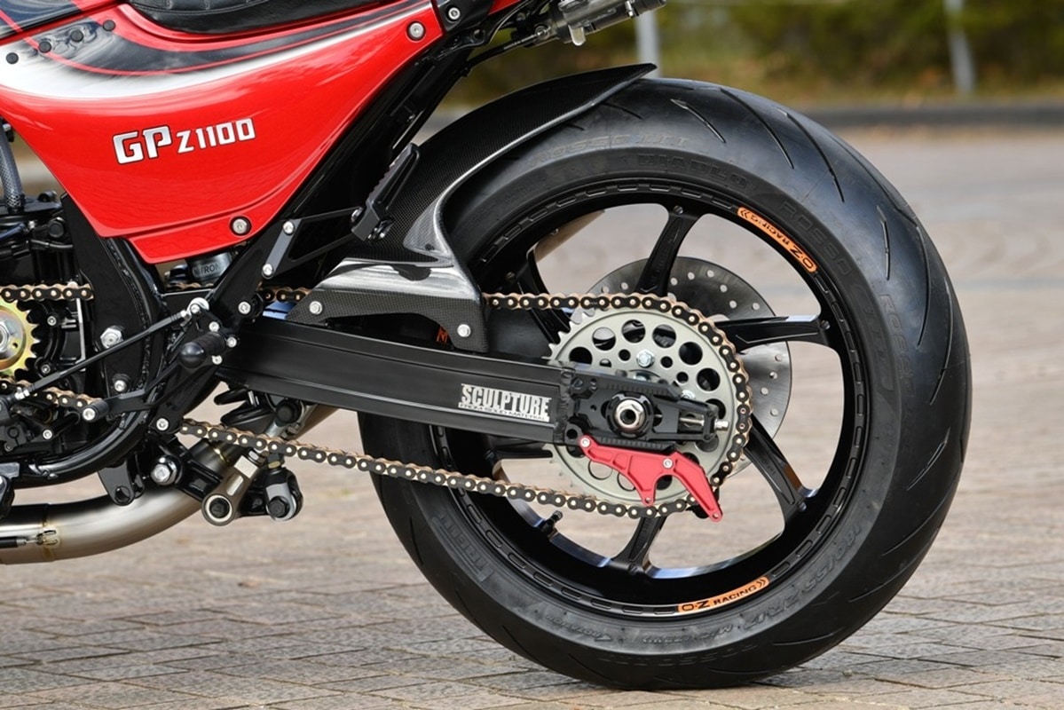 La relación entre AC Sanctuary y las icónicas siglas GPZ de Kawasaki es legendaria. Su última creación sobre la plataforma del venerado modelo de Akashi, la nueva RCM-643, es un verdadero órdago a la exquisitez técnica sin renunciar al toque pasional al que el preparador japonés nos tiene acostumbrados.