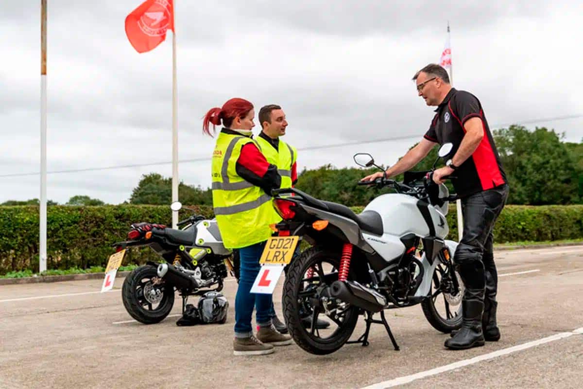 En Reino Unido la manera de llegar a la moto es diferente