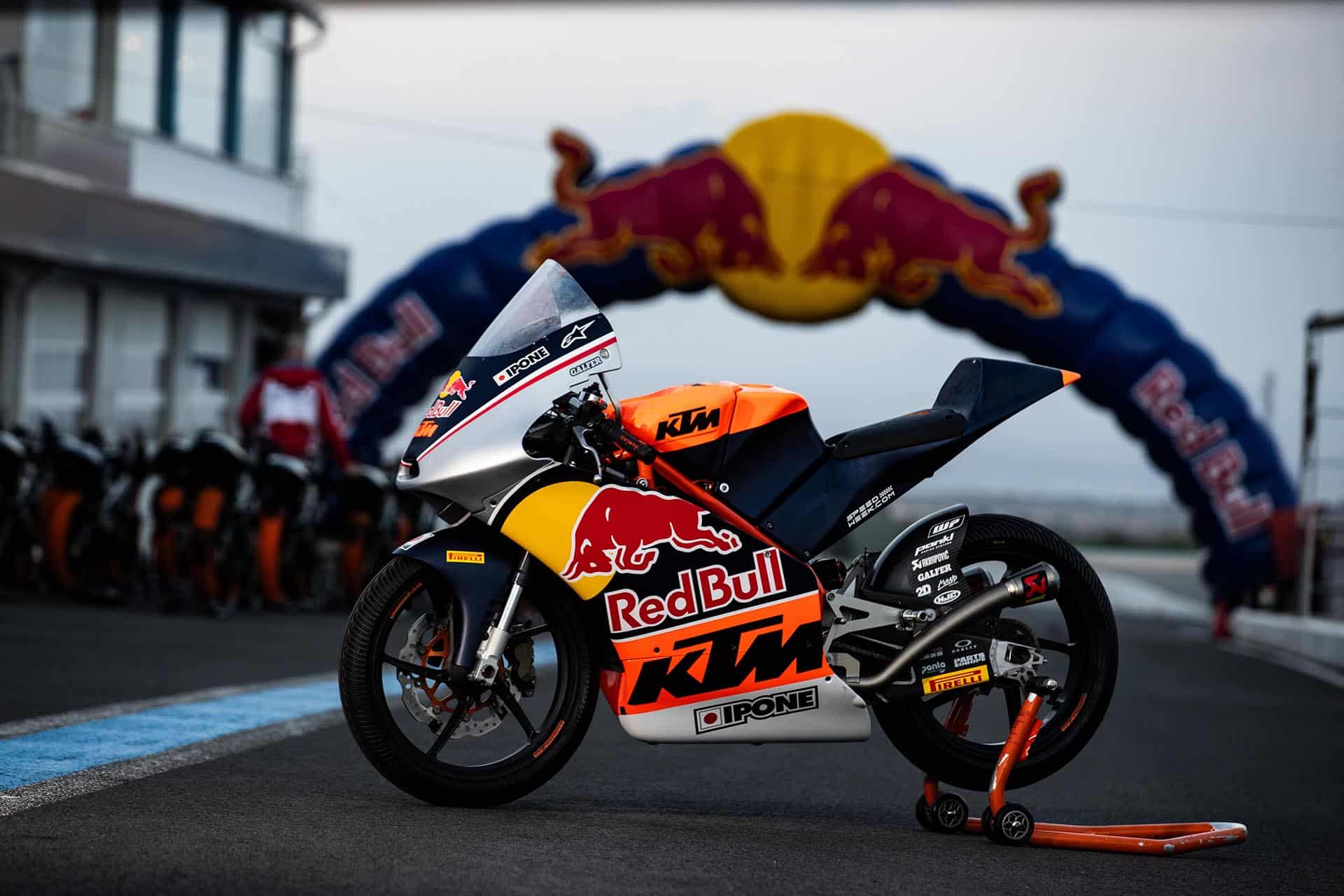 La pequeña KTM RC 250 R es muy diferente a la RC16 que pilota Acosta