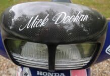 Detalles en carbono y el nombre de Mick dan carácter al scooter