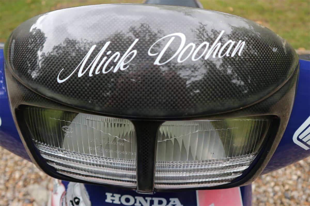 Detalles en carbono y el nombre de Mick dan carácter al scooter