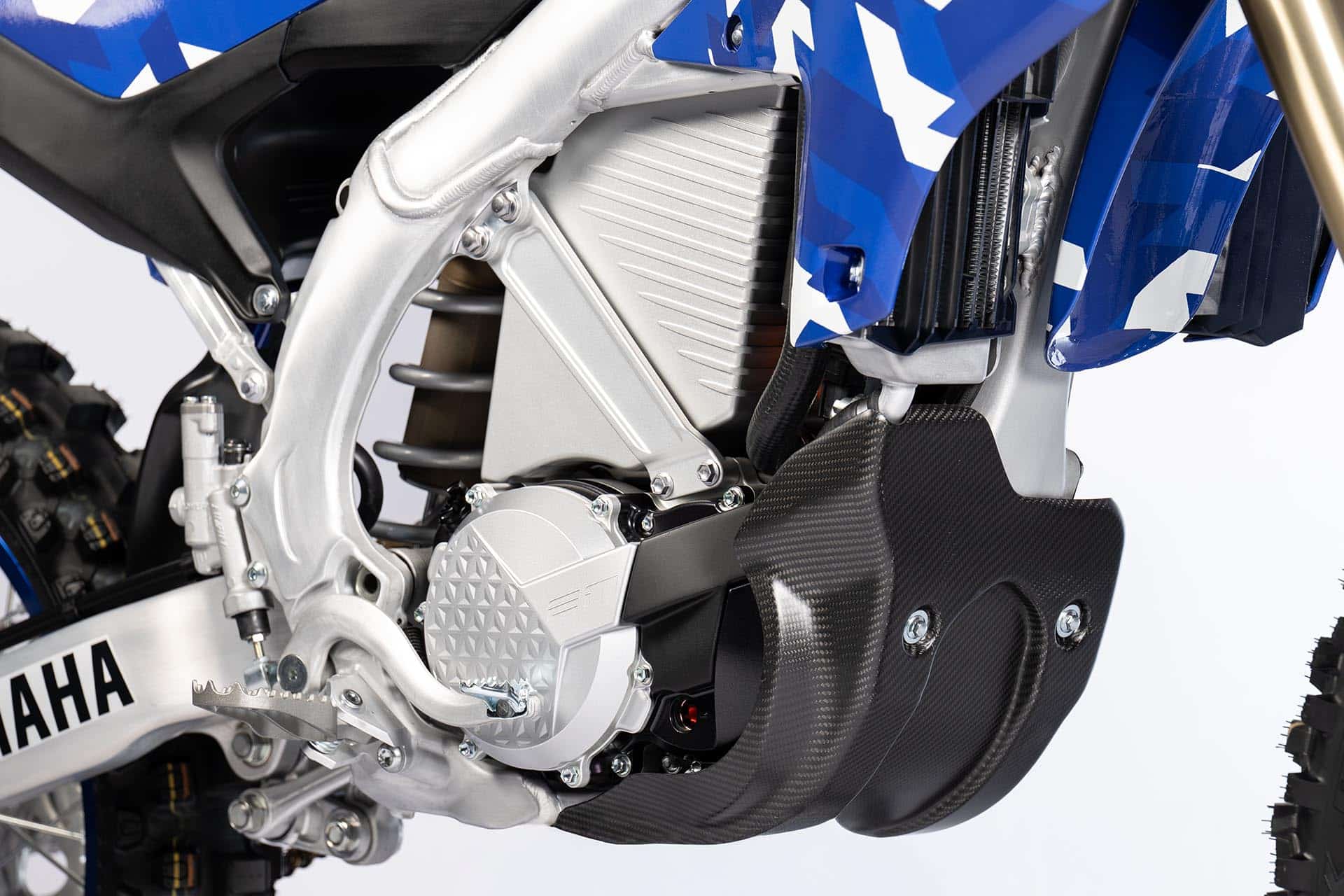 El chasis es como el de la YZ450F, pero el motor es eléctrico