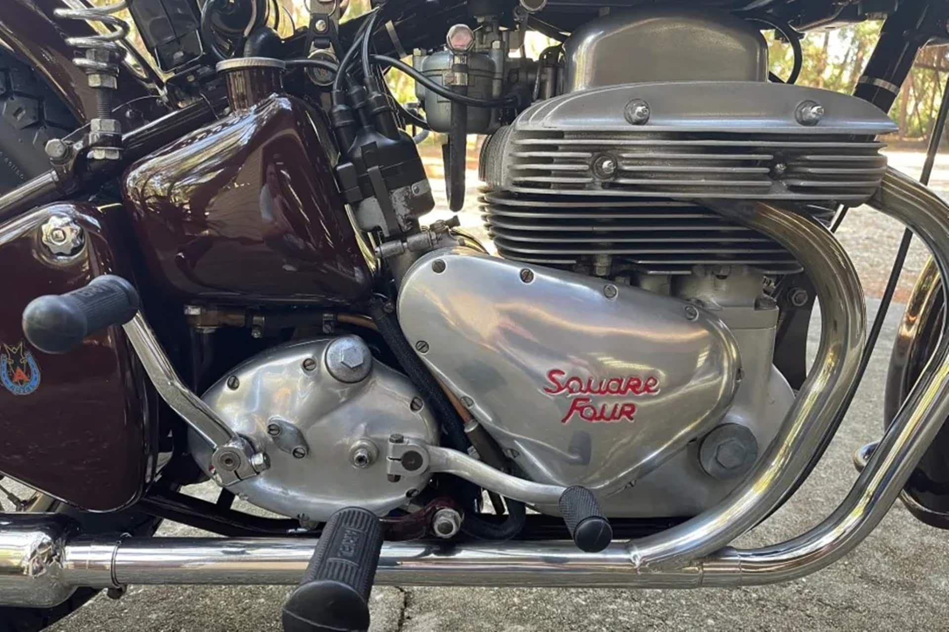 A la venta una curiosa Ariel Square Four de 1953 con motor en cuadro
