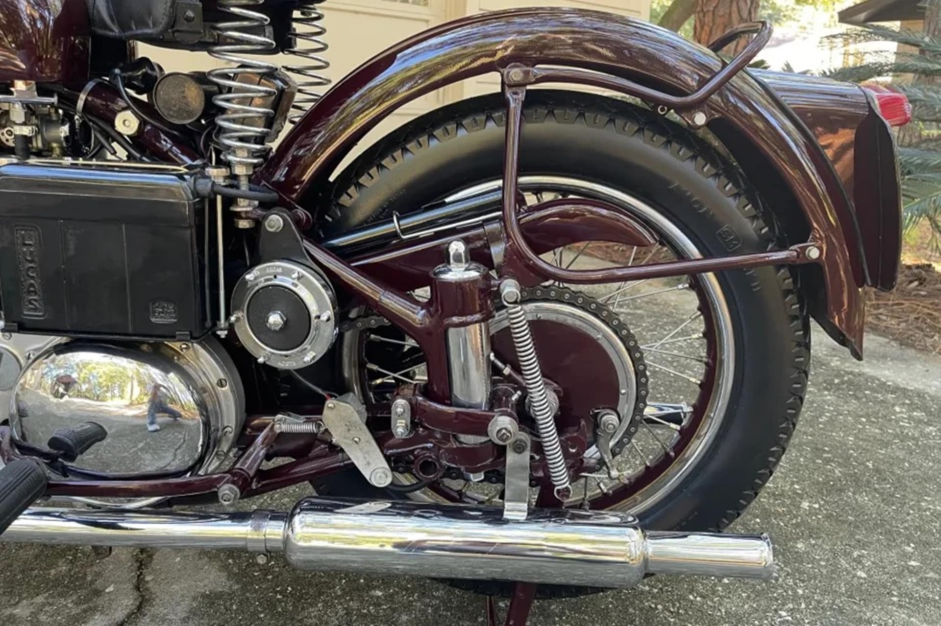 A la venta una curiosa Ariel Square Four de 1953 con motor en cuadro