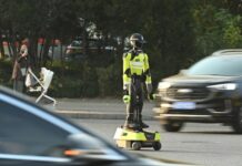 Los guardias de tráfico chinos empiezan a ser sustituidos por robots… No es broma