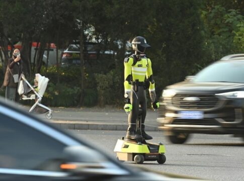 Los guardias de tráfico chinos empiezan a ser sustituidos por robots… No es broma