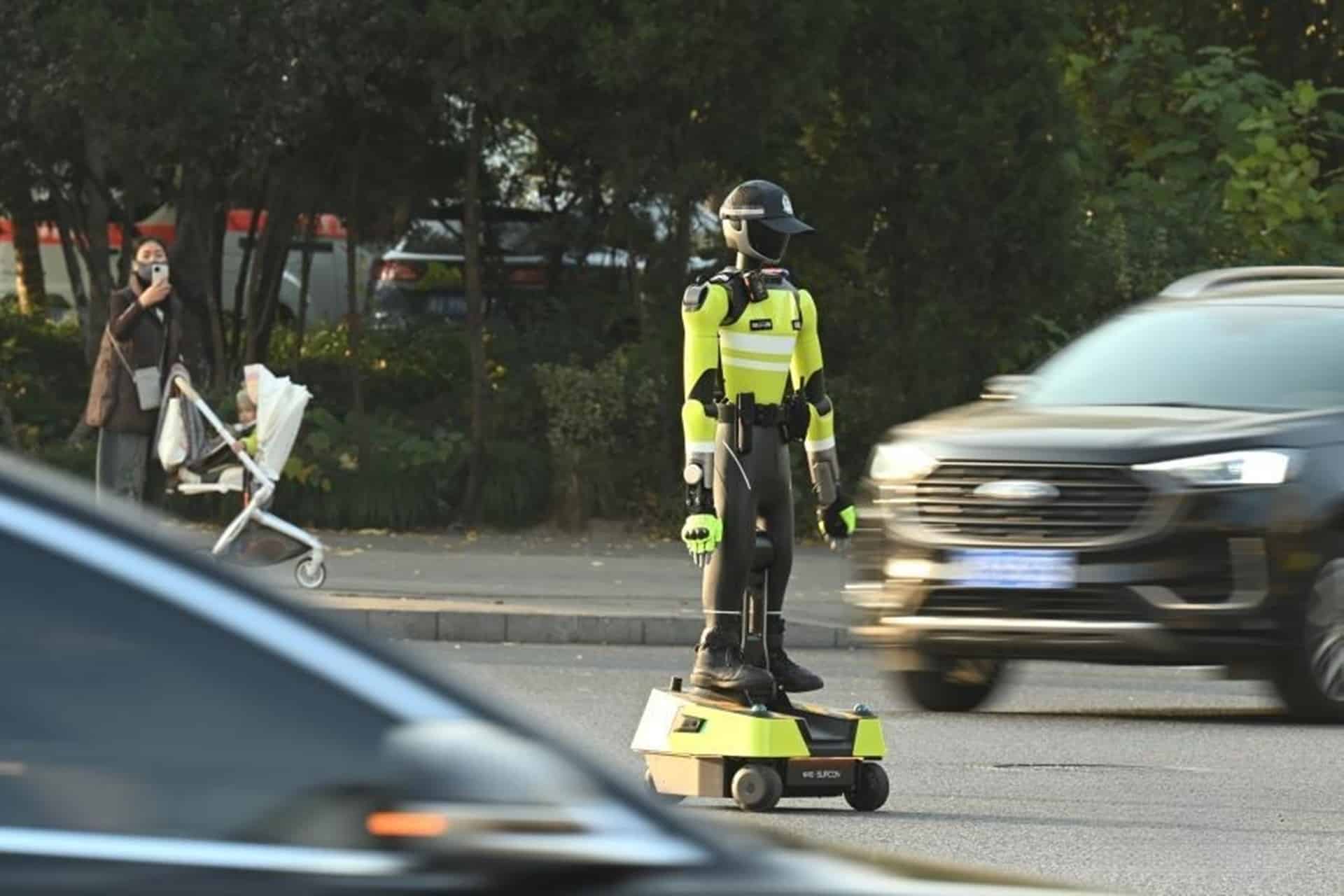 Los guardias de tráfico chinos empiezan a ser sustituidos por robots… No es broma