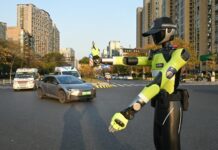 Los guardias de tráfico chinos empiezan a ser sustituidos por robots… No es broma