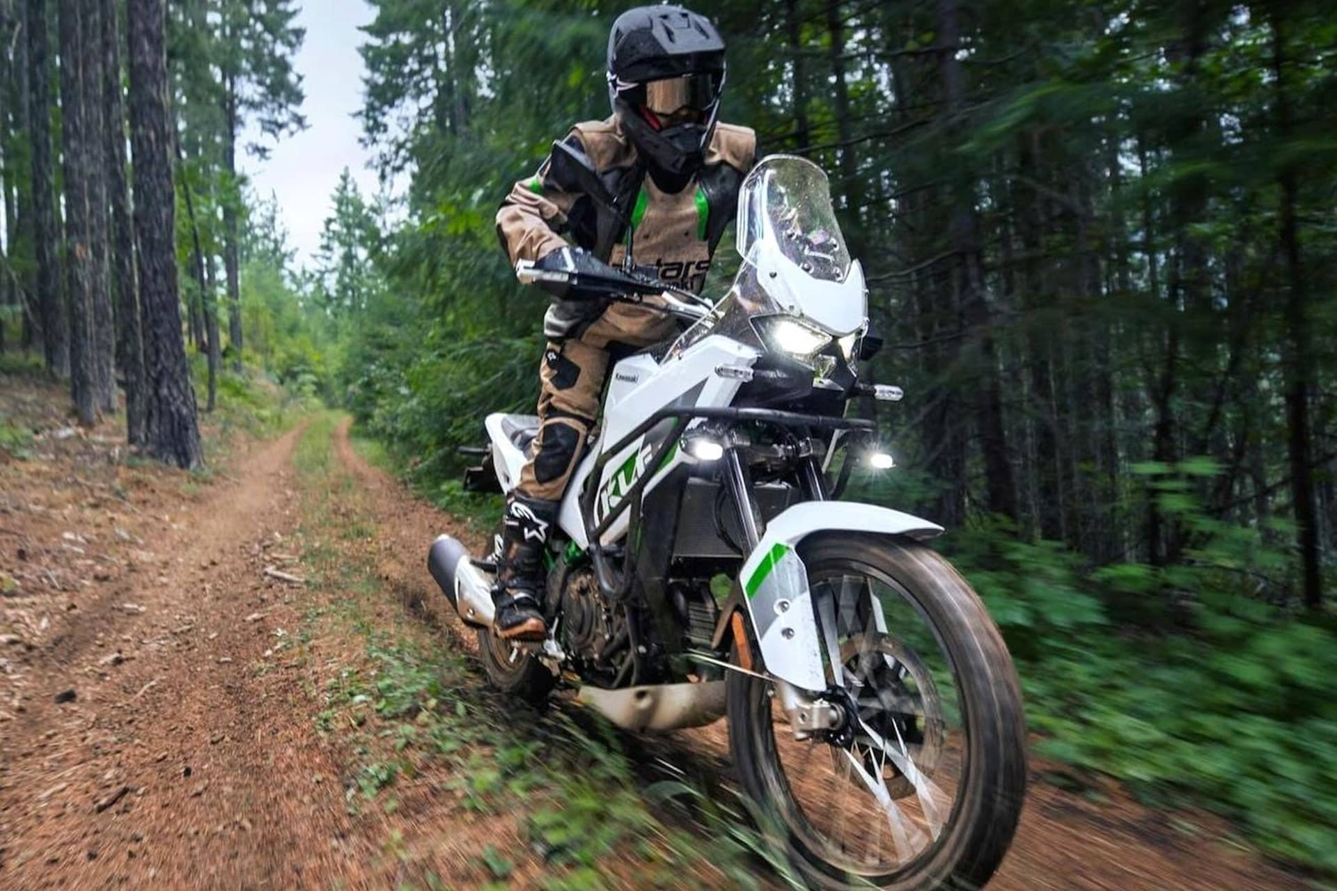 Tras la presentación de la nueva trail de Kawasaki, la KLE500 ya tiene precio oficial en nuestro país